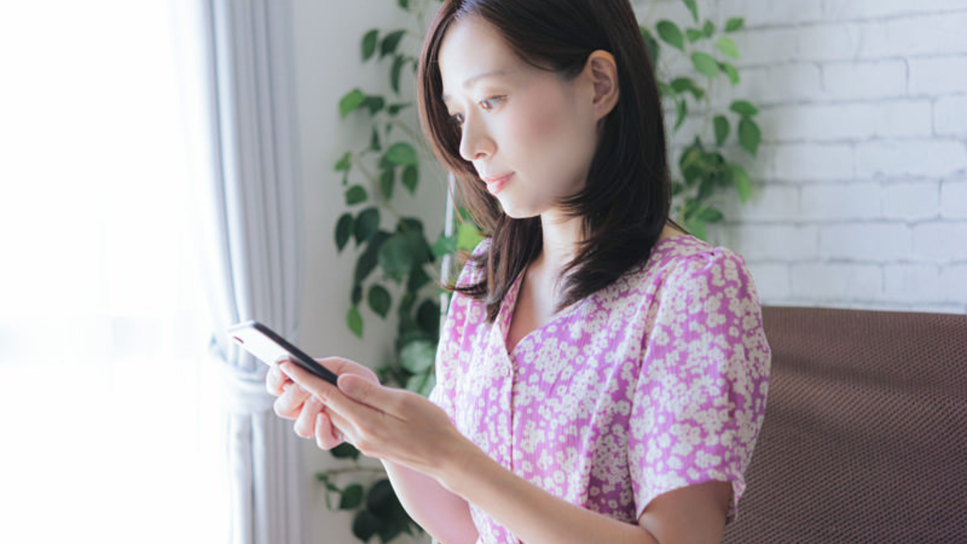 スマホを使用している女性